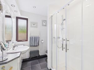 Shower room- click for photo gallery